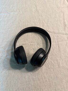 Beats Studio 4 black over the ear Bluetooth headphones